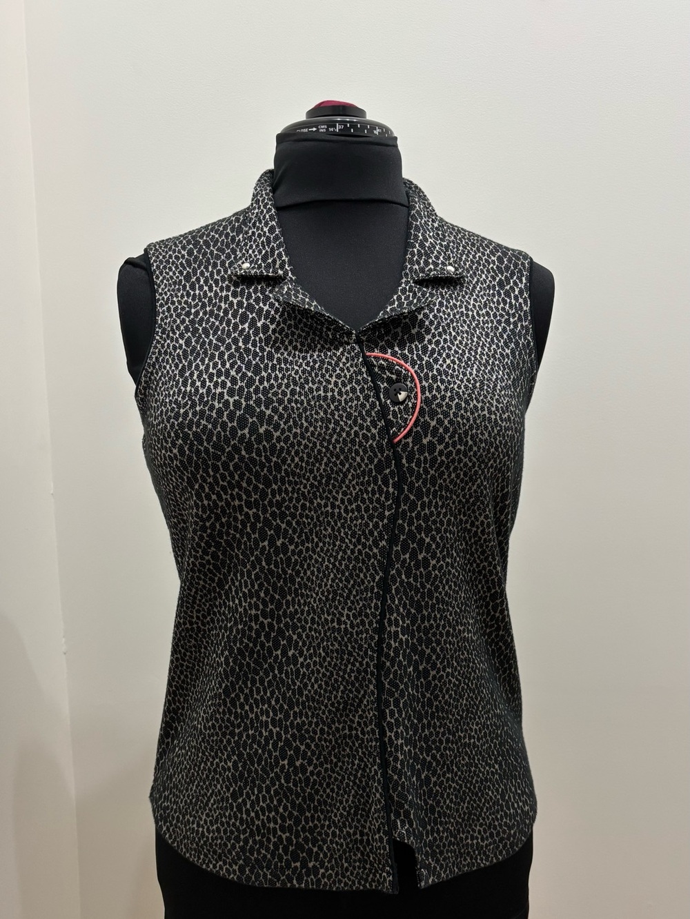 Jamie Sadock Sleeveless Golf Top Mock Collar Black Gray Gator Textured Print